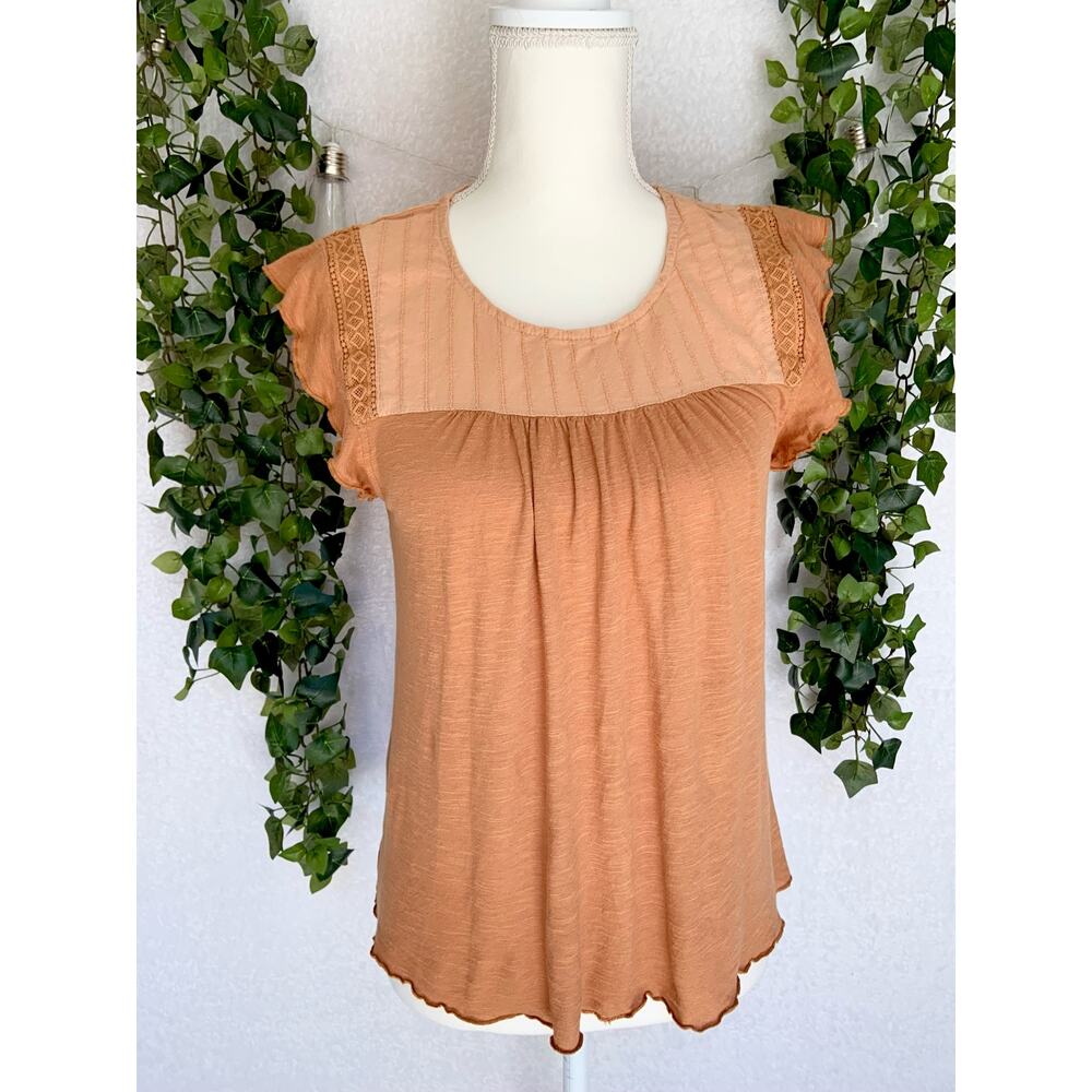Hem & Thread Orange Ruffled Short Sleeve Top Keyhole Back Women's size Medium